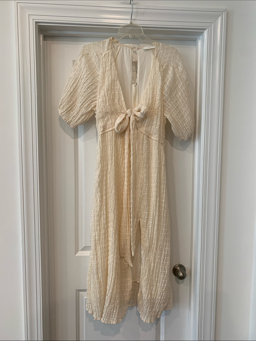 ASTR the Label Cream Textured Tie-Front Dress gauzy lined. M NWOT
